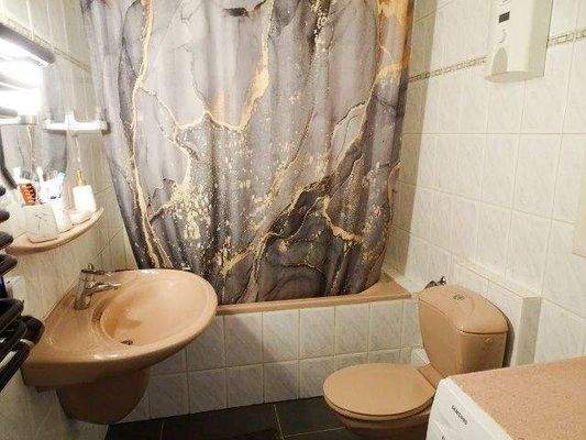 Inenliegendes Vollbad mit Waschmaschinenanschluß.j