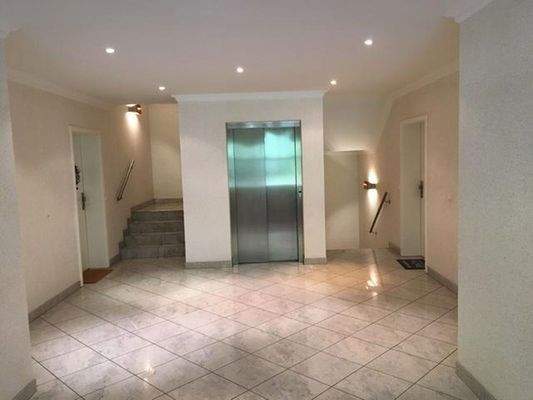 Treppenhaus_Fahrstuhl