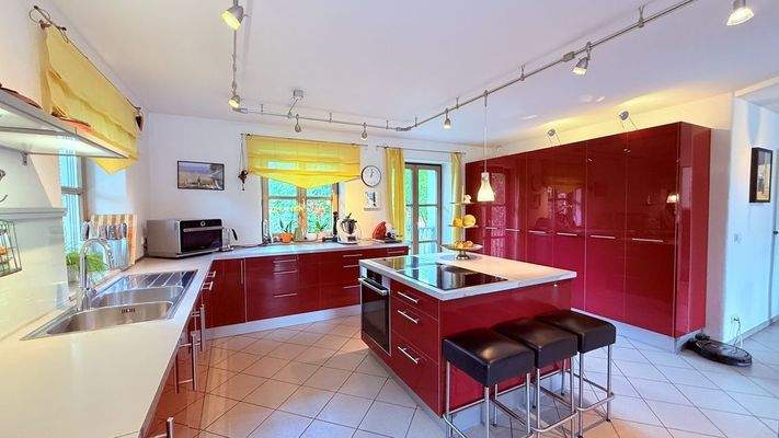 Küche mit EBK und Balkon