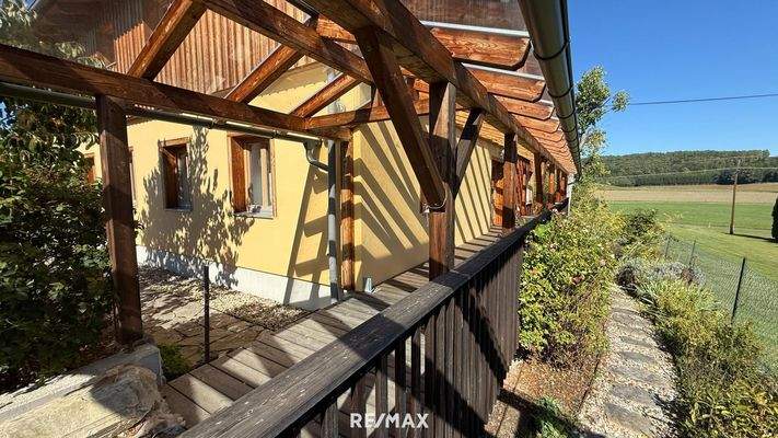 Eingang ü̈berdacht