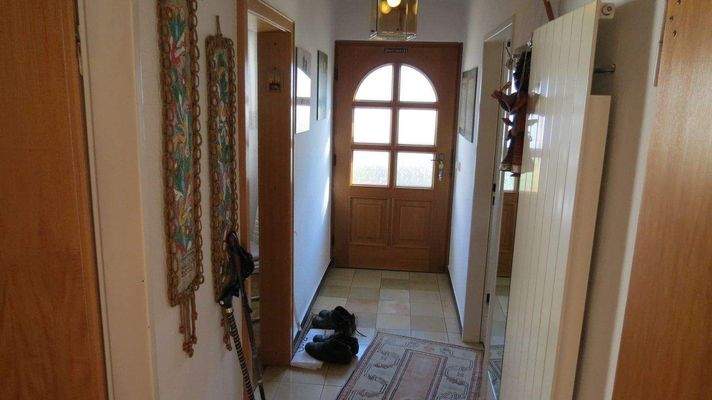 Flur mit Hauseingangstür