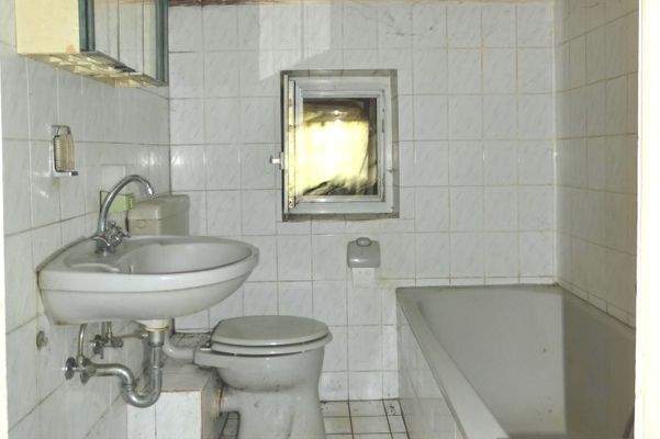 Das Badezimmer mit Wanne und Fenster