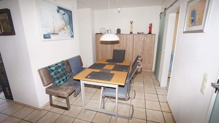 der Esstisch unmittelbar vor der Küche