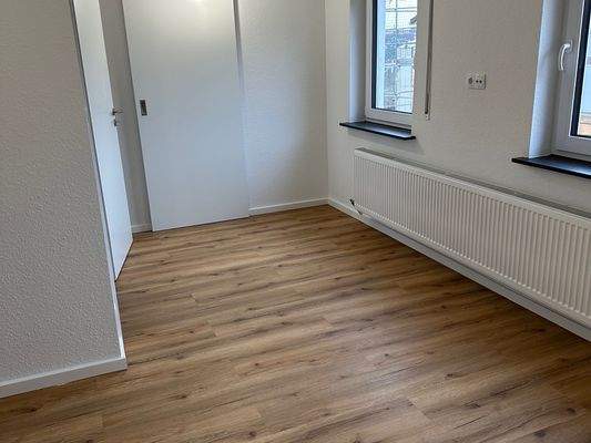 Schlafzimmer mit Zugang zum Abstellraum