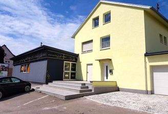 Wohnhaus mit Gewerbeeinheit