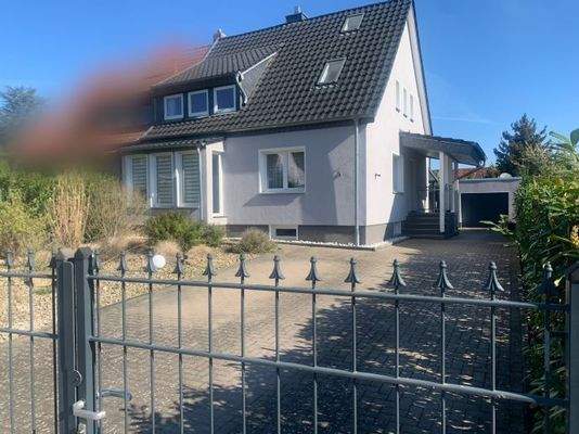 Front m. Garage und Stellplätzen