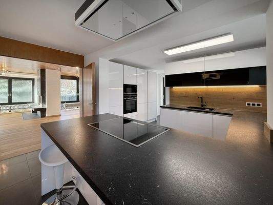 Küche mit Blick in Wohnzimmer