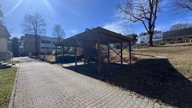großes Carport