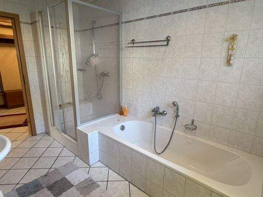 Bad mit Dusche und Wanne