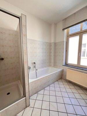 Bad mit Wanne und Dusche.jpg