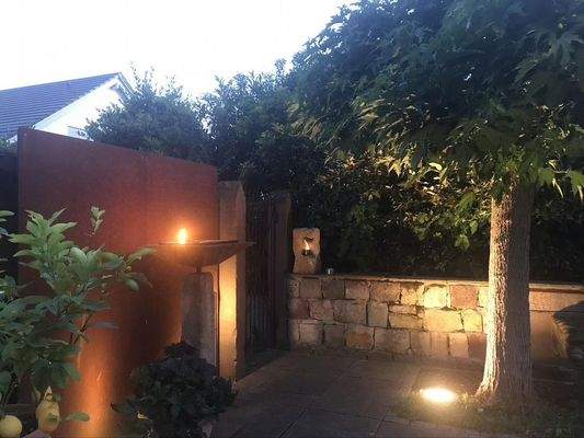 Garten mit Beleuchtung 