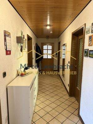 Flur Blick vom Esszimmer zur Wohnungstür