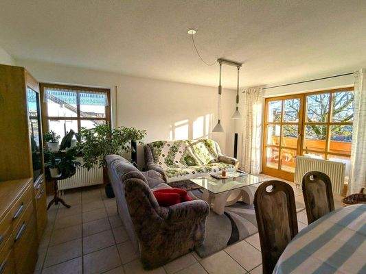 Lichtdurchflutetes Wohnzimmer