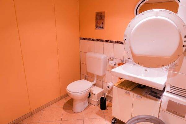 Toilette mit Waschraum im Keller