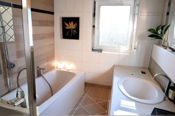 Badzimmer mit Dusche KI Bsp.