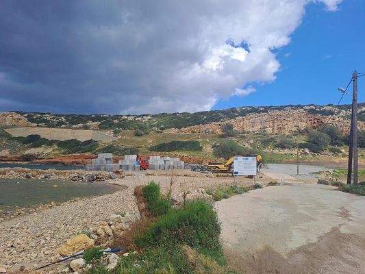 Grundstück am Meer neben einem kleinen Jachthafen
