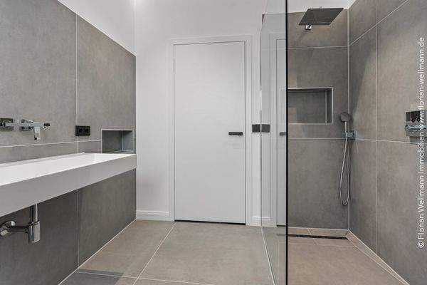 ... mit großer bodengleicher Glasdusche