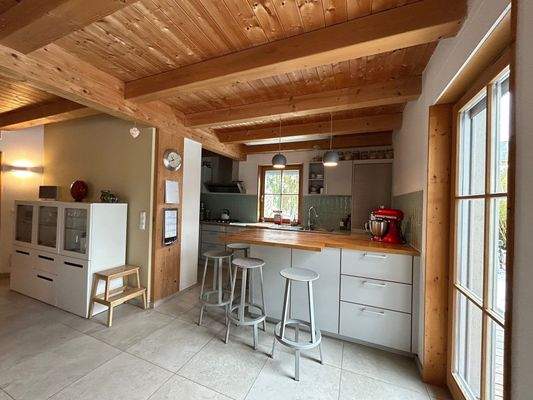 Küchenbereich mit Bartisch