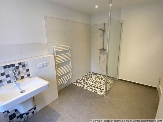 Bad mit bodengleicher Dusche