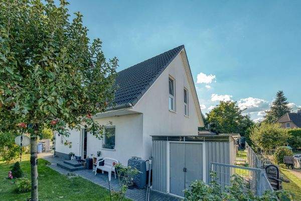 Vorgarten mit Schuppen