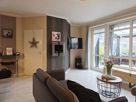Wohnzimmer mit Blick auf die Terrasse