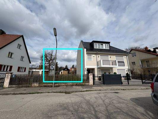 Grundstück mit Nachbarbebauung