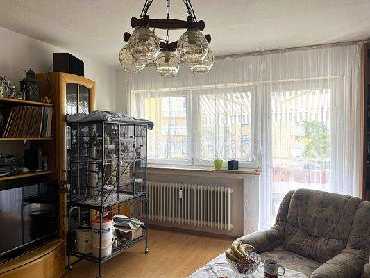 Wohnen + Essen mit Zugang zum Balkon.JPG