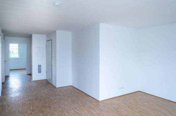 Leere Wohnung mit Holzboden