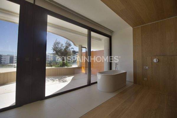 Sea-View Flat with Community Pool in Fuengirola