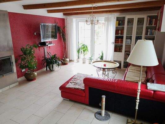 Wohnzimmer mit Austritt zur Terrasse