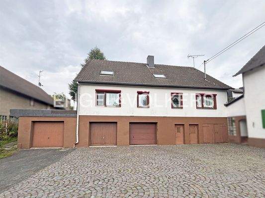 Rückansicht mit drei Garagen und Abstellfläche
