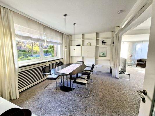 Eßtisch vor dem Fenster