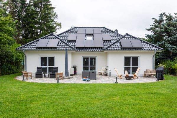 Blick auf Haus vom Garten