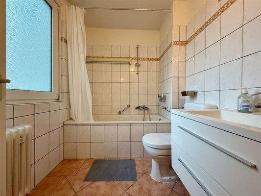 Wannenbad mit Fenster