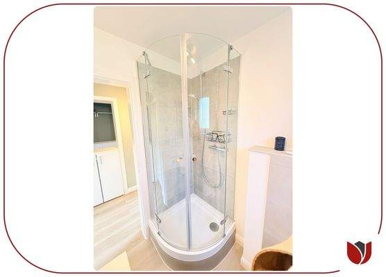 Duschbad mit Fenster, WC, Handtuchhalter