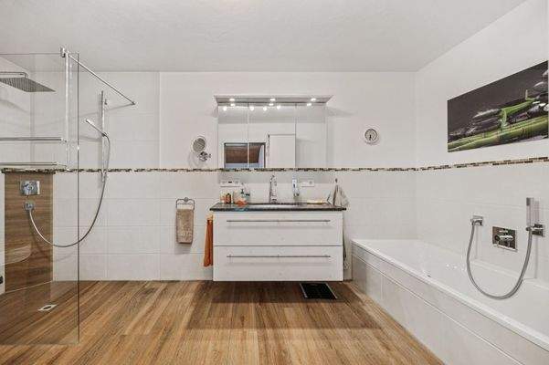 WE 2 Großzügiges Badezimmer im OG