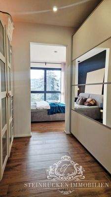 Hochwertige Ankleide mit Blick in den stilvollen Schlafbereich