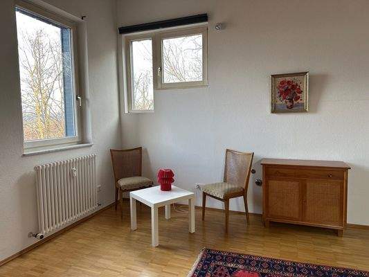 kleiner Tisch mit Stühlen