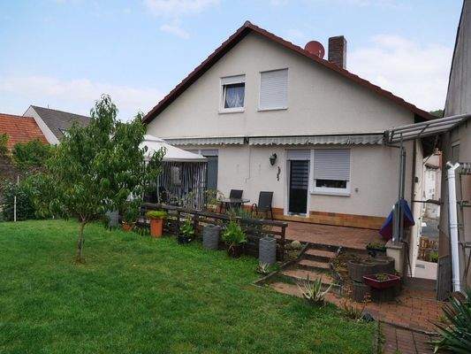 Wohnhaus Terrasse und Garten