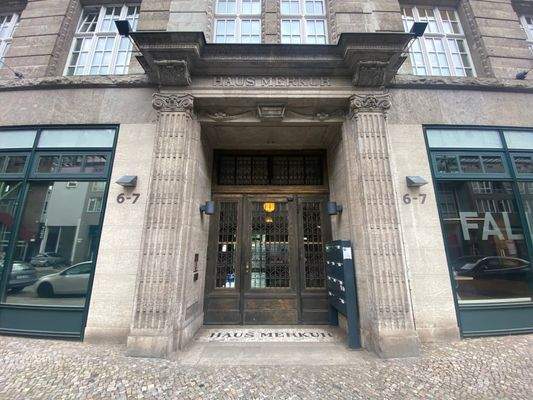 Eingang Haus Merkur Kochstr. 6-7.jpg