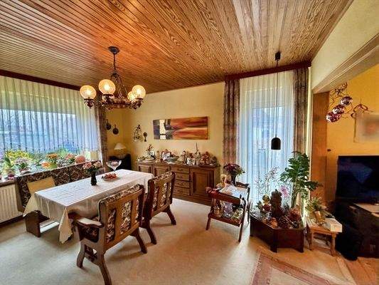 Esszimmer im Erdgeschoss mit Zugang zur Terrasse