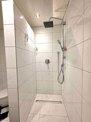 Badezimmer mit Badewanne und Dusche in der Einliegerwohnung