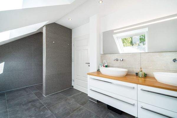 DG Badezimmer mit Dusche