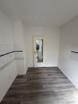 Leerer Raum mit Holzboden