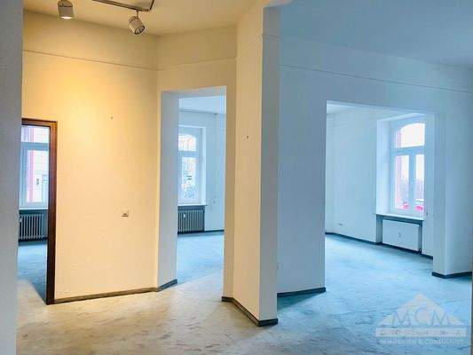 Flur + Blick ins Wohnzimmer