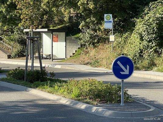 Bushaltestelle 100m