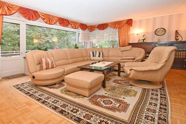 Wohnzimmer mit Balkon Eg.