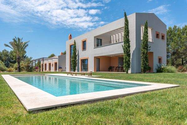 14 x 4 m großer Pool mit großzügiger Sonnenterrasse inmitten mediterraner Natur