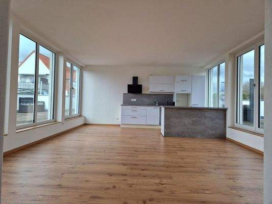 Großer Wohn-/Essbereich mit offener Küche