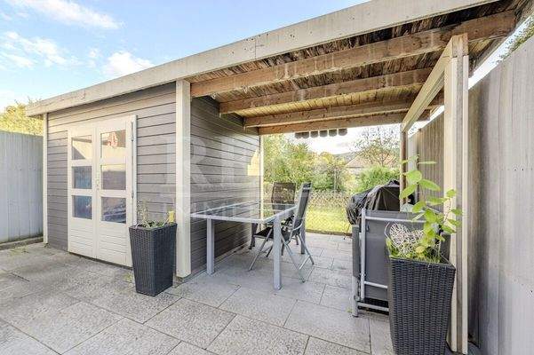 Terrasse mit Gartenhaus